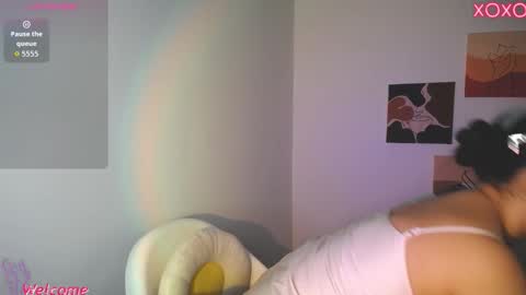 Zoe Bolton online show from 10-31-25, 01:23