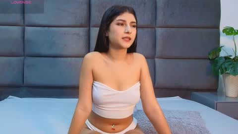 Snapshot of zoee_8 chatting on 04-05-26, 01:30 ZOE online show from 04-05-26, 01:30