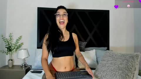 Snapshot of zoee_martins_ chatting on 06-05-26, 05:51 Zoe 3 online show from 06-05-26, 05:51
