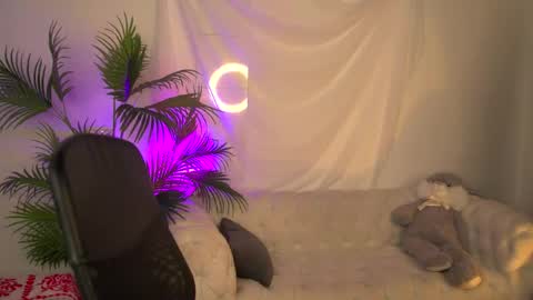 Snapshot of zoeford_ chatting on 04-12-26, 04:50 ZOE online show from 04-12-26, 04:50