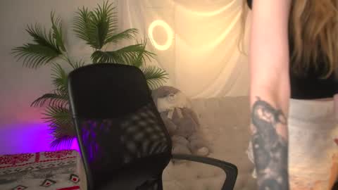 Snapshot of zoeford_ chatting on 05-07-26, 05:35 ZOE online show from 05-07-26, 05:35