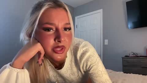 Snapshot of zoegabrielle chatting on 12-08-24, 04:25 Zoe online show from 12-08-24, 04:25