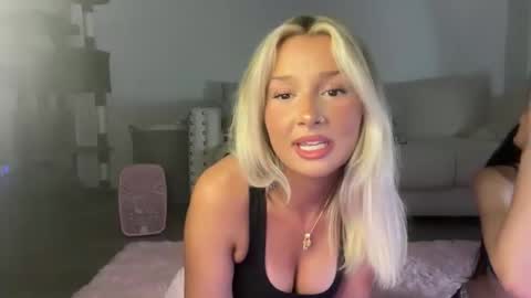 Snapshot of zoegabrielle chatting on 05-12-26, 05:26 Zoe online show from 05-12-26, 05:26