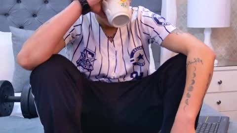 Zoe Krug online show from 11-07-25, 11:43