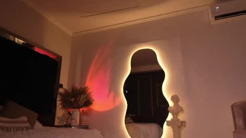 zoevidal_ online show from 12-05-25, 12:03