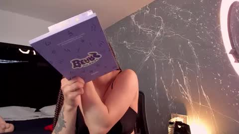 Zoe online show from 10-04-25, 01:20