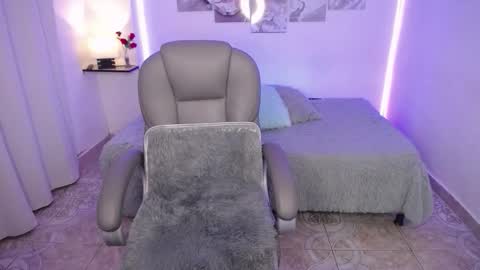 Snapshot of zoey_joy chatting on 09-28-25, 10:26 zoey online show from 09-28-25, 10:26