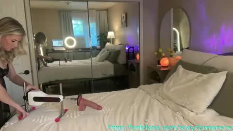 Snapshot of zoeydanner chatting on 10-22-25, 11:15 Zoeydanner online show from 10-22-25, 11:15