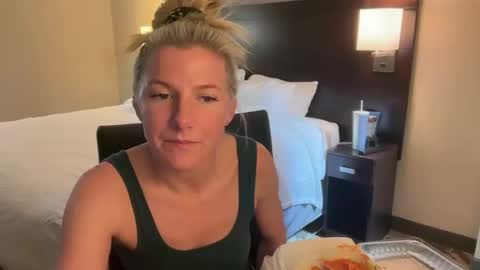 Zoeydanner online show from 03-28-26, 08:41