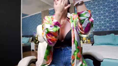 Zoey online show from 10-19-25, 04:40