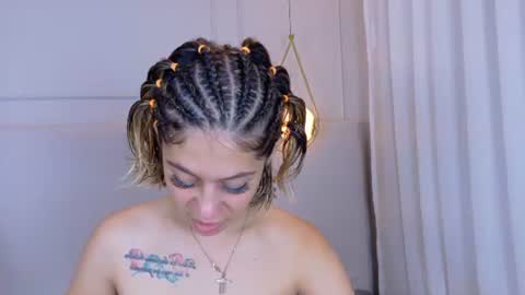 Snapshot of zoeypetit chatting on 07-22-26, 01:25 Zoey online show from 07-22-26, 01:25