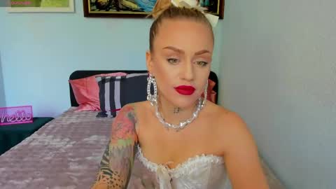 Mia online show from 05-30-26, 09:39