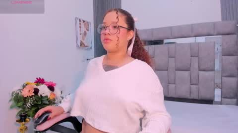 Snapshot of zulyjones chatting on 01-10-26, 12:51 Zuly online show from 01-10-26, 12:51