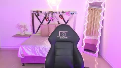 Snapshot of zury_tay chatting on 09-15-25, 11:54 ZURY online show from 09-15-25, 11:54