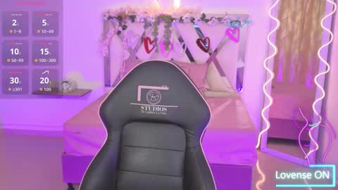 Snapshot of zury_tay chatting on 10-04-25, 11:30 ZURY online show from 10-04-25, 11:30