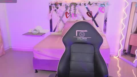 Snapshot of zury_tay chatting on 10-08-25, 11:30 ZURY online show from 10-08-25, 11:30