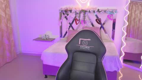 Snapshot of zury_tay chatting on 10-17-25, 11:35 ZURY online show from 10-17-25, 11:35