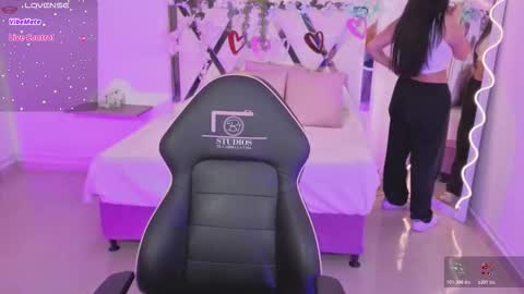 Snapshot of zury_tay chatting on 10-23-25, 11:31 ZURY online show from 10-23-25, 11:31