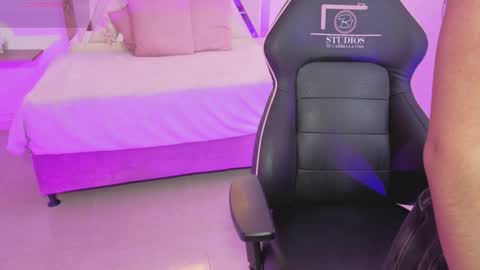 Snapshot of zury_tay chatting on 10-25-25, 11:40 ZURY online show from 10-25-25, 11:40