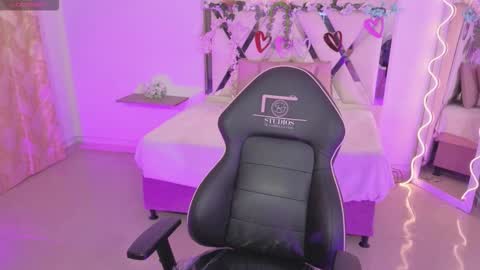 Snapshot of zury_tay chatting on 10-28-25, 11:36 ZURY online show from 10-28-25, 11:36