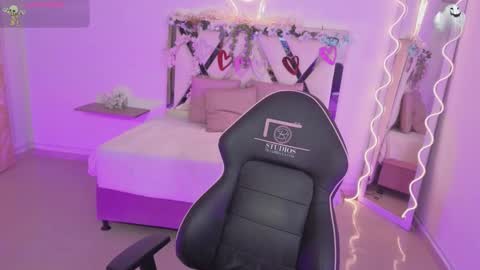 Snapshot of zury_tay chatting on 10-30-25, 11:33 ZURY online show from 10-30-25, 11:33