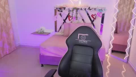 Snapshot of zury_tay chatting on 11-06-25, 11:44 ZURY online show from 11-06-25, 11:44