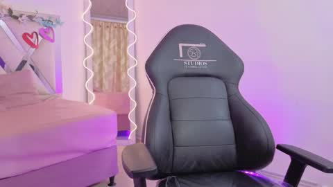 Snapshot of zury_tay chatting on 11-12-25, 11:21 ZURY online show from 11-12-25, 11:21