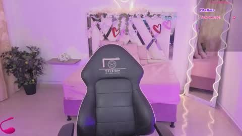 Snapshot of zury_tay chatting on 11-19-25, 11:43 ZURY online show from 11-19-25, 11:43