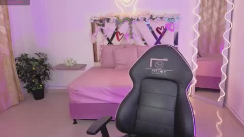 Snapshot of zury_tay chatting on 11-25-25, 11:32 ZURY online show from 11-25-25, 11:32