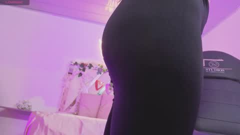 Snapshot of zury_tay chatting on 11-26-25, 11:33 ZURY online show from 11-26-25, 11:33