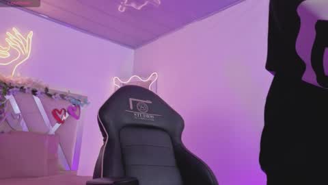 Snapshot of zury_tay chatting on 12-17-25, 11:27 ZURY online show from 12-17-25, 11:27