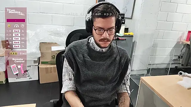 Snapshot of AndyHepburn chatting on 10-06-25, 02:03 AndyHepburn online show from 10-06-25, 02:03