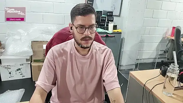 Snapshot of AndyHepburn chatting on 10-07-25, 01:41 AndyHepburn online show from 10-07-25, 01:41