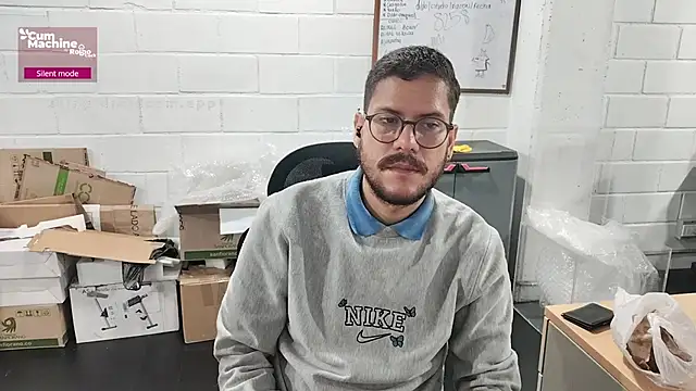 Snapshot of AndyHepburn chatting on 10-10-25, 01:32 AndyHepburn online show from 10-10-25, 01:32