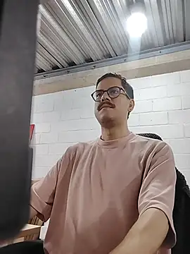 Snapshot of AndyHepburn chatting on 10-17-25, 01:46 AndyHepburn online show from 10-17-25, 01:46