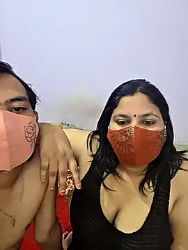 Snapshot of MOM-SUN-COUPLE chatting on 09-09-25, 09:09 MOM-SUN-COUPLE online show from 09-09-25, 09:09