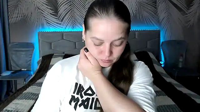 Snapshot of uliastar chatting on 10-06-25, 07:06 uliastar online show from 10-06-25, 07:06