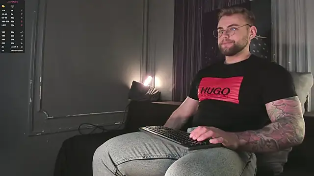 Snapshot of WayneWilson chatting on 10-25-25, 04:53 WayneWilson online show from 10-25-25, 04:53