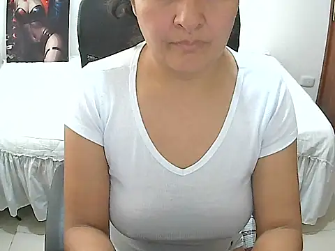 Snapshot of SenthiX chatting on 10-13-25, 01:33 SenthiX online show from 10-13-25, 01:33