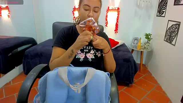 Snapshot of tracycum chatting on 03-16-25, 11:49 tracycum online show from 03-16-25, 11:49