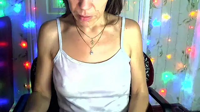 Snapshot of Ladywinter chatting on 10-21-25, 03:24 Ladywinter online show from 10-21-25, 03:24