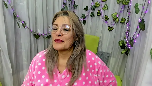 Snapshot of RebeccaThompson chatting on 10-14-25, 02:56 RebeccaThompson online show from 10-14-25, 02:56