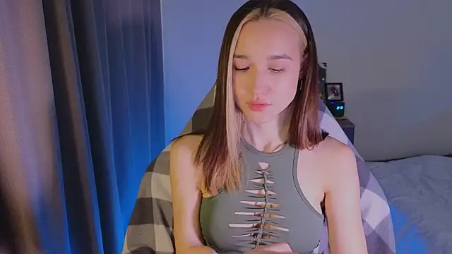 Snapshot of shey1i chatting on 12-20-25, 12:45 shey1i online show from 12-20-25, 12:45