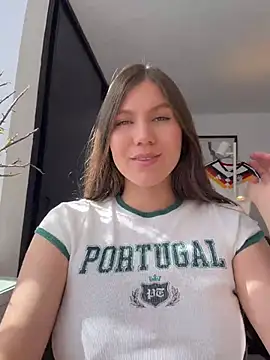 AmelieLaurent  online show from 06-23-26, 08:29