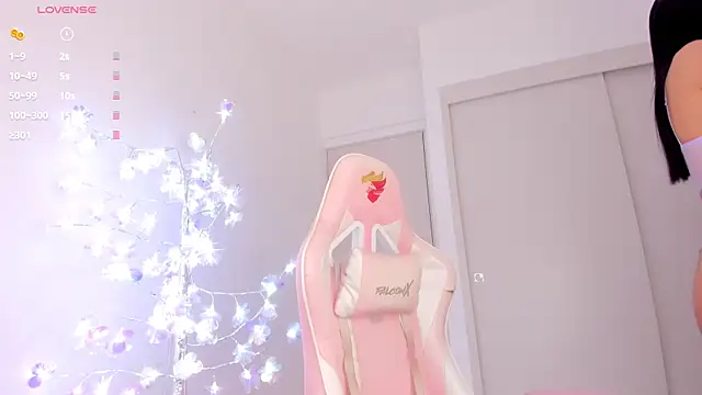 Snapshot of mia_yourmommy chatting on 12-17-25, 01:00 mia yourmommy online show from 12-17-25, 01:00