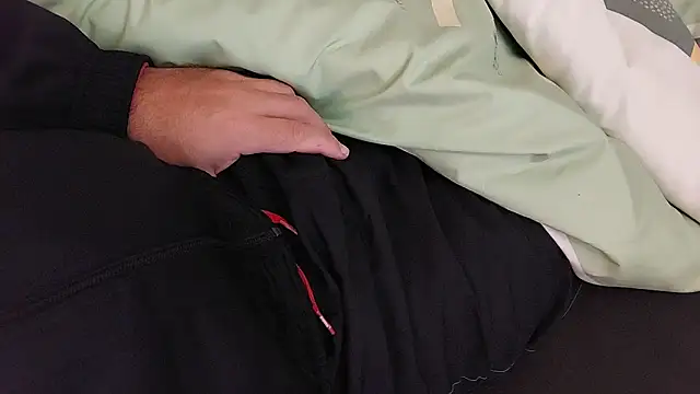 Snapshot of Ettarak chatting on 12-16-25, 10:04 Ettarak online show from 12-16-25, 10:04