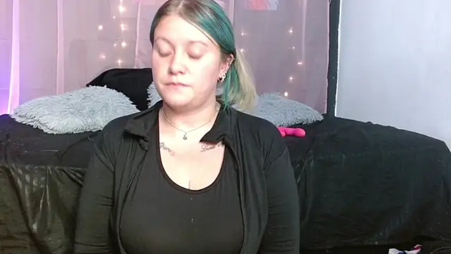Snapshot of miley_jensen chatting on 12-19-24, 11:07 miley jensen online show from 12-19-24, 11:07