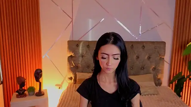 Coralinnee  online show from 07-17-26, 10:03