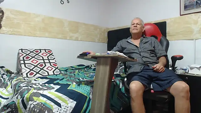 Snapshot of VALENTINO1983_ chatting on 11-15-25, 10:04 VALENTINO1983 online show from 11-15-25, 10:04