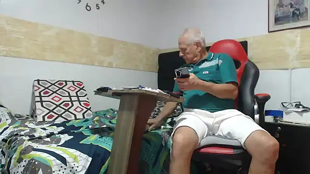 Snapshot of VALENTINO1983_ chatting on 11-20-25, 02:45 VALENTINO1983 online show from 11-20-25, 02:45